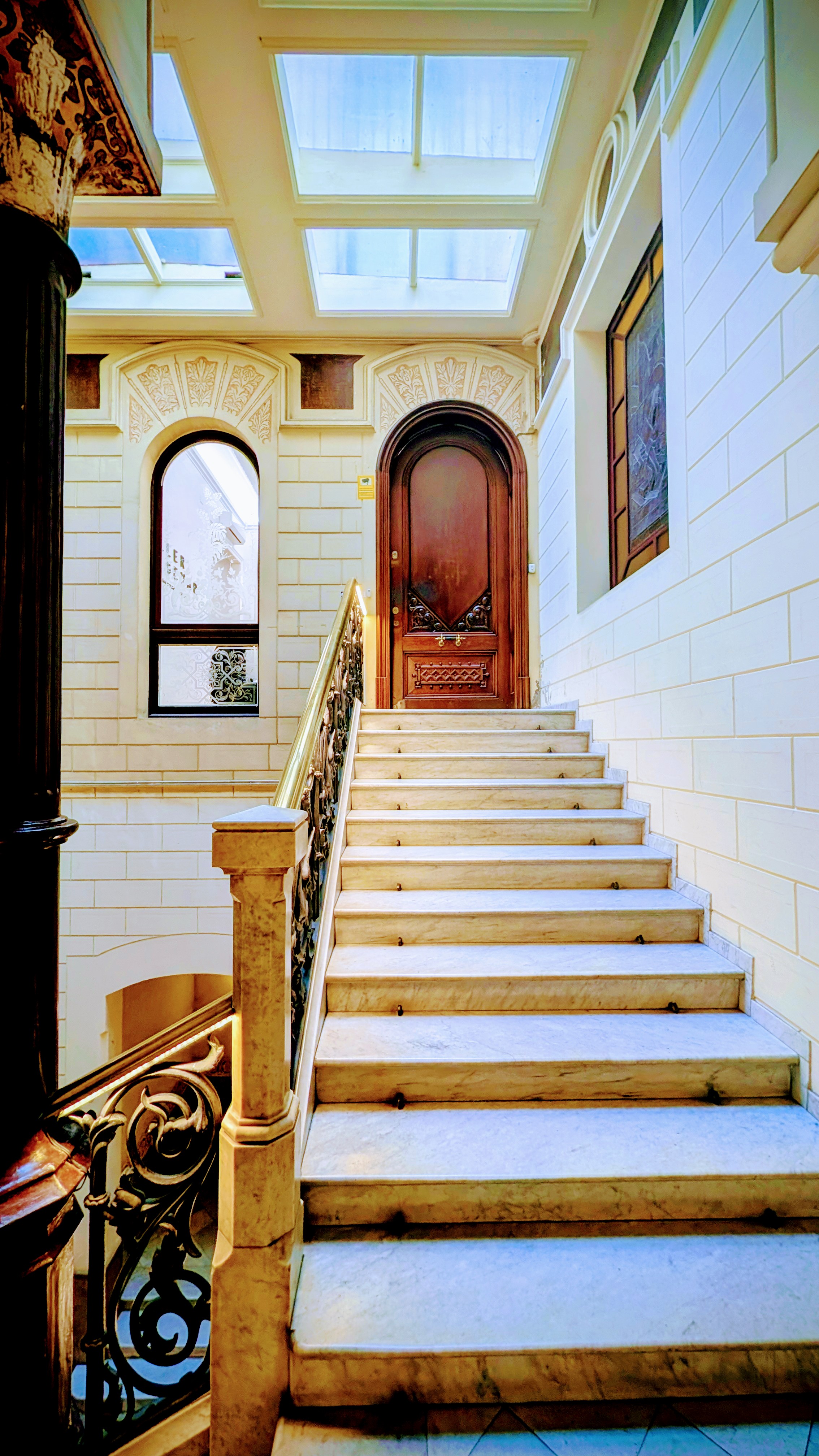 Puerta principal del despacho